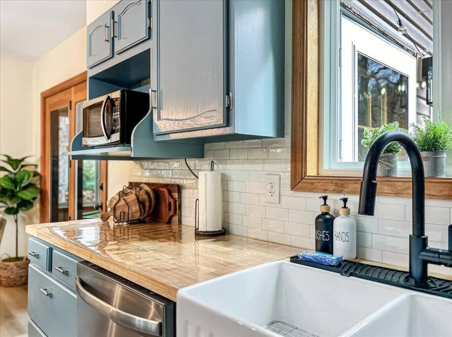 Rustic Modern Retreat In Poconos Сasa de vacaciones *